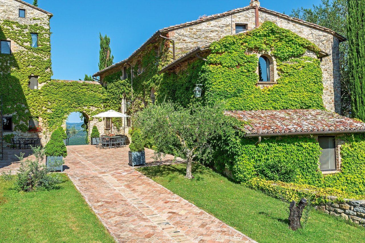 Wide Estate Composed of Houses and Amenities