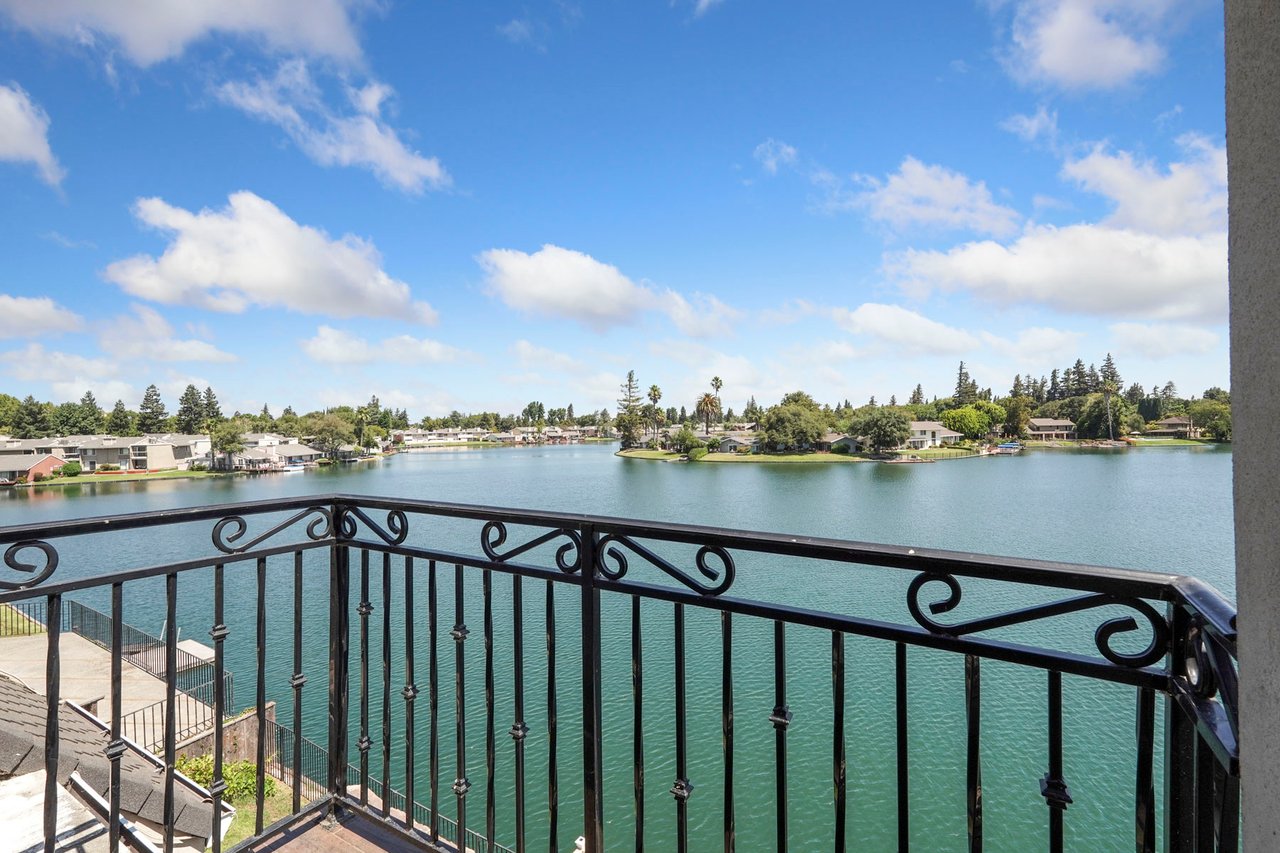 3845 Peninsula Ct