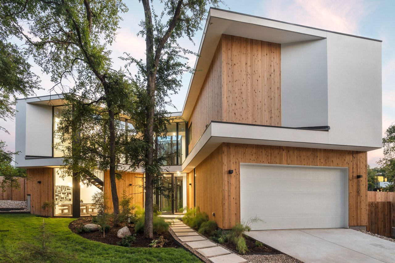 1121 Bluebonnet LN