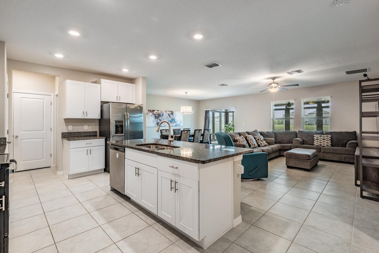 Solar-Powered Dream Home in Epperson Lagoon – 6 Beds + Florida Room!