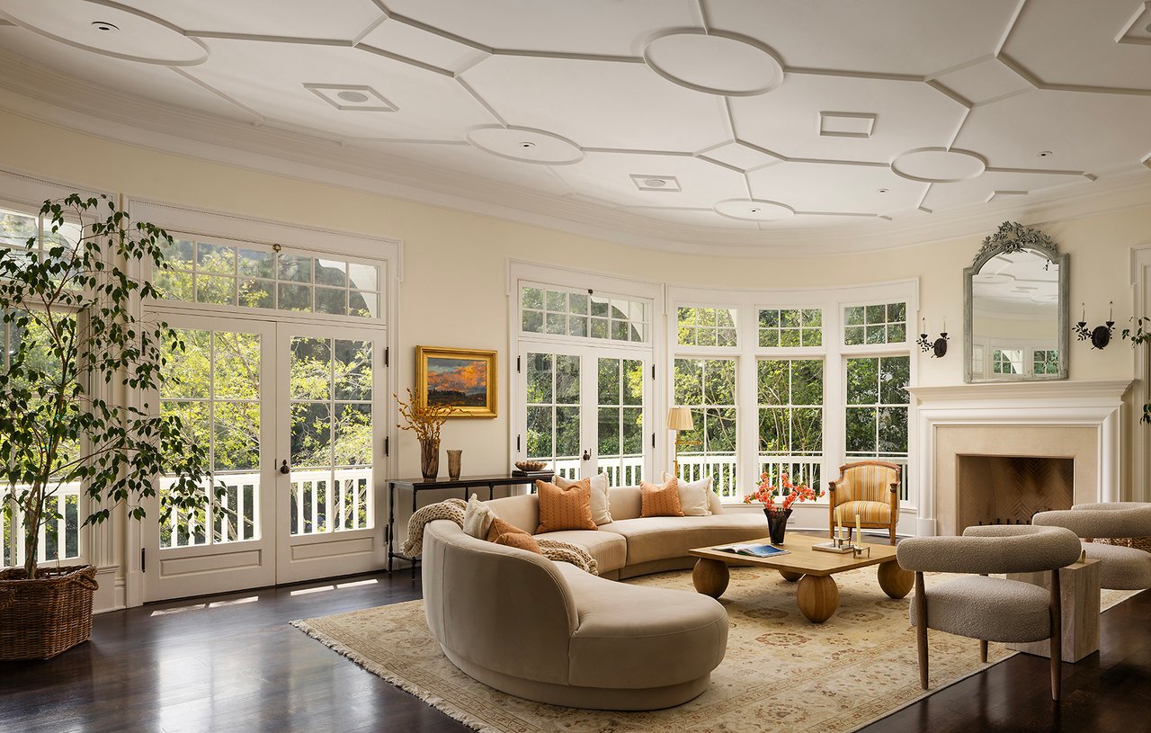 2041 Mandeville Canyon Rd