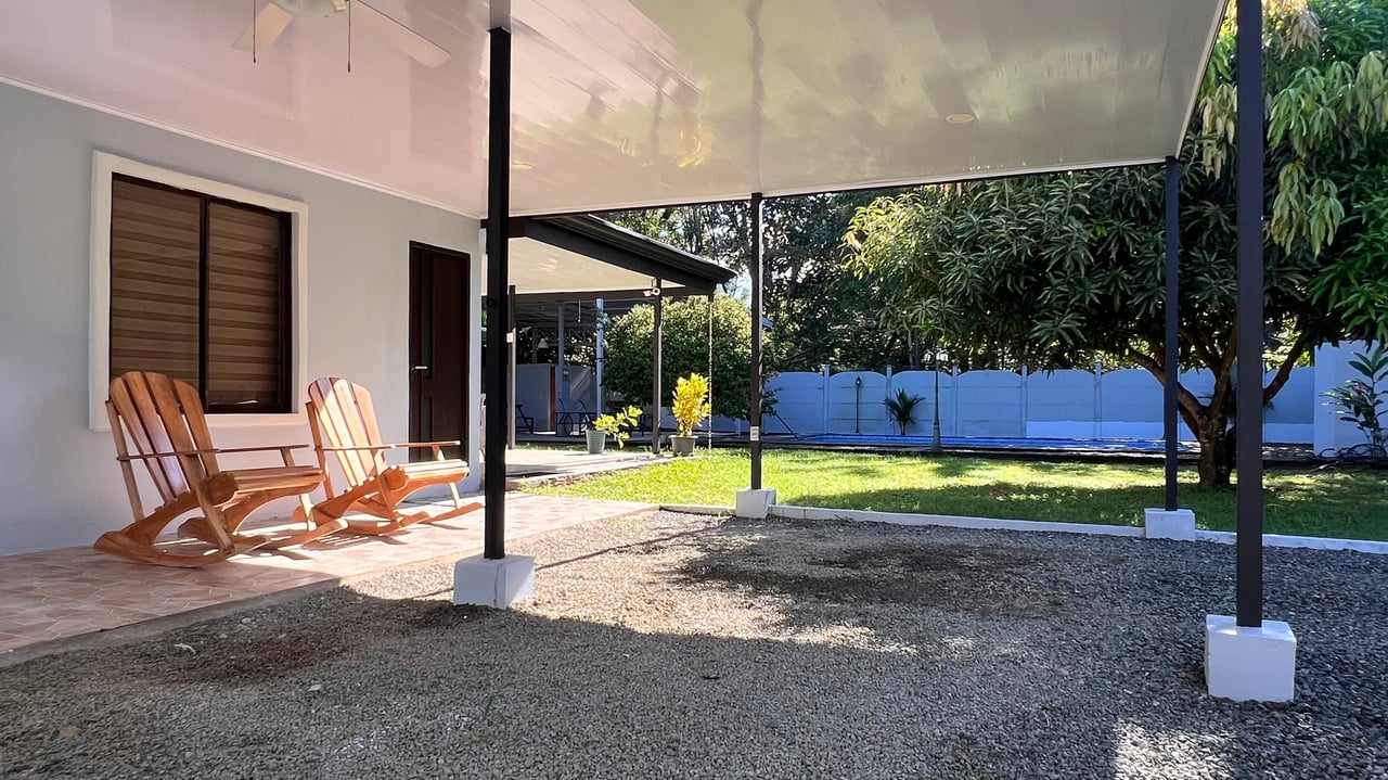 3-Bedroom Home with Large Pool and Garden in Bahía