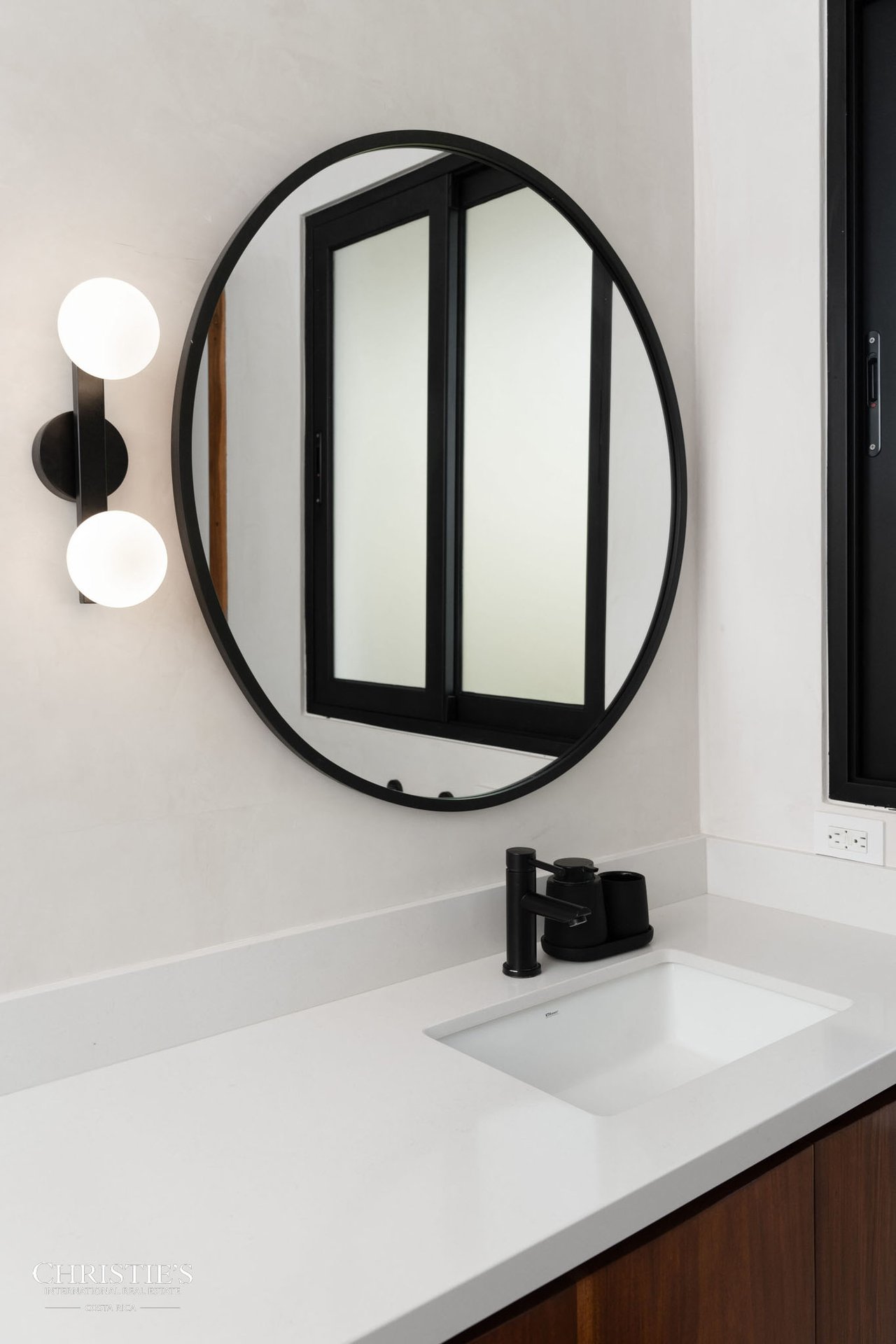 Casa Lola – Contemporary Beachside Oasis in Playa Grande