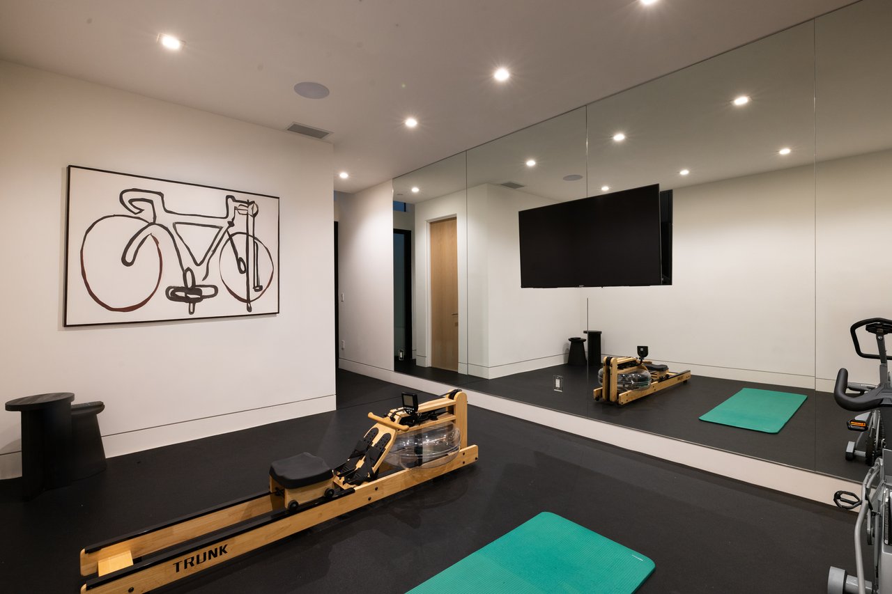 815 N Tigertail Rd, Brentwood