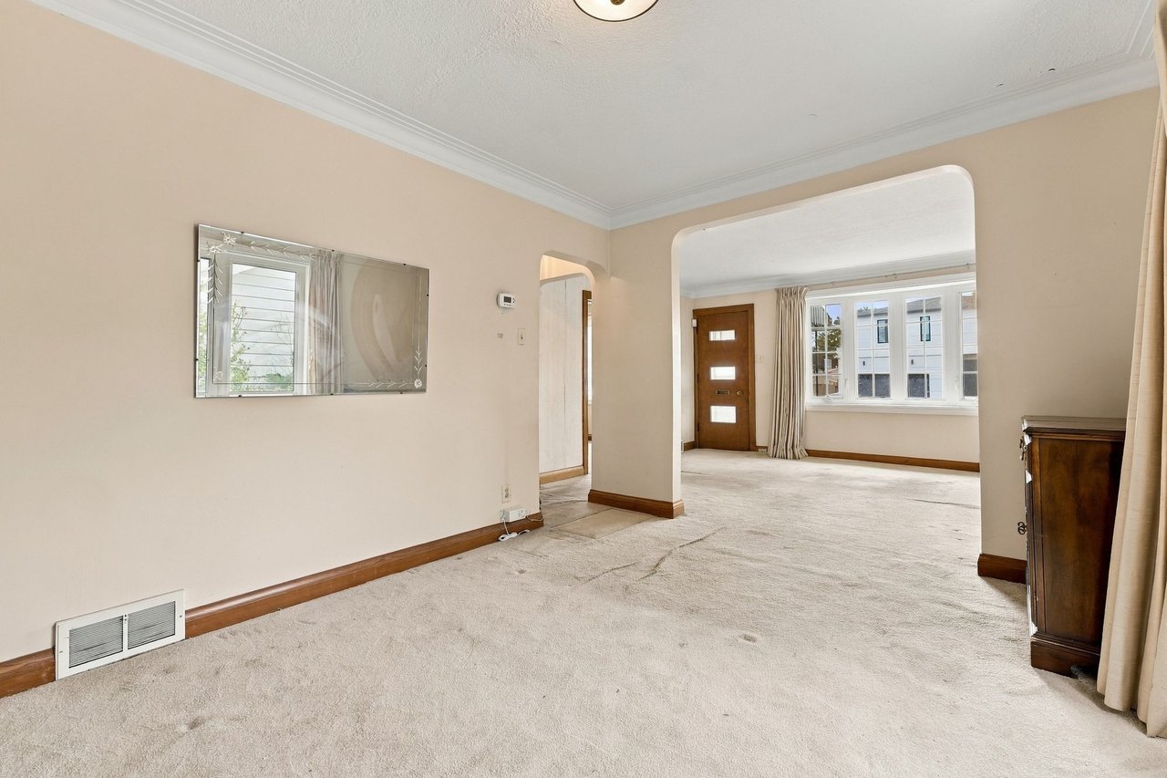 989 Pelham Ave