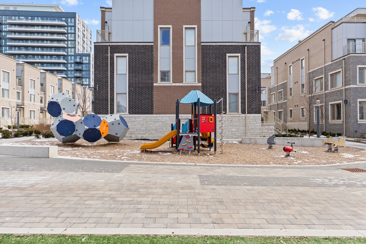 31 Honeycrisp Cres Townhouse 57