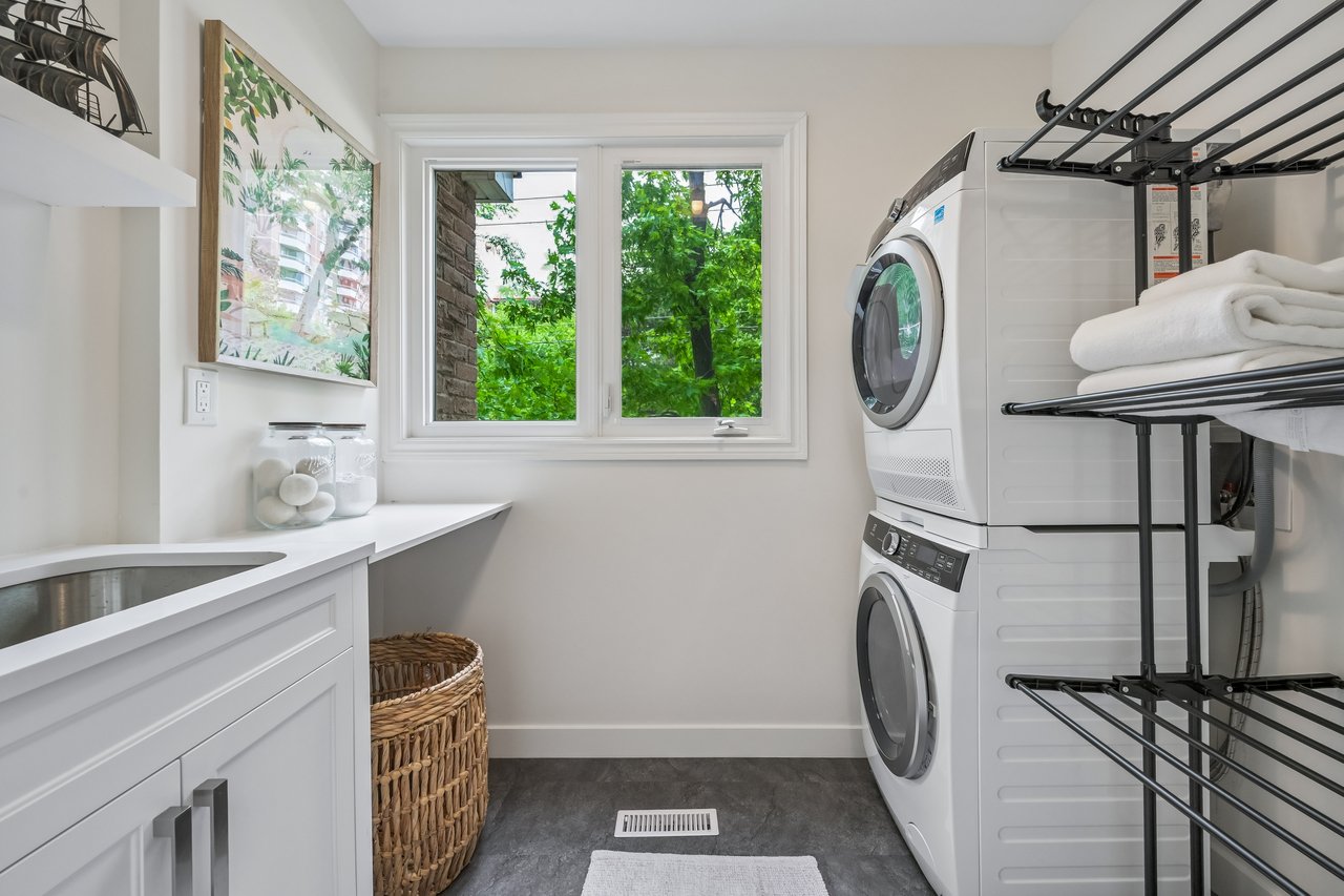 Lakeside living in the heart of Bronte!