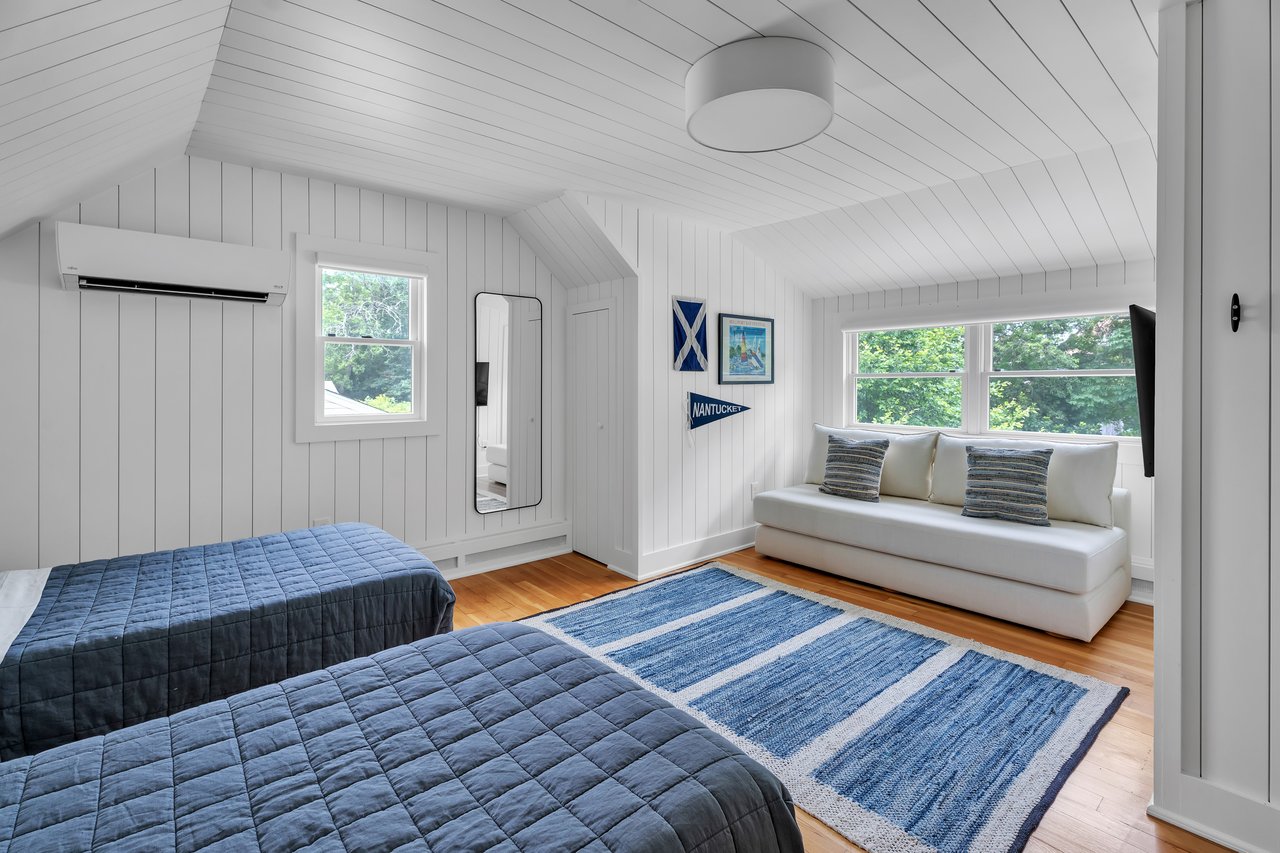  Stylish Cape Cod Retreat