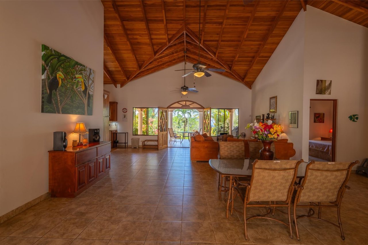 Teak Ceiling Jungle Home, Ojochal, Puntarenas