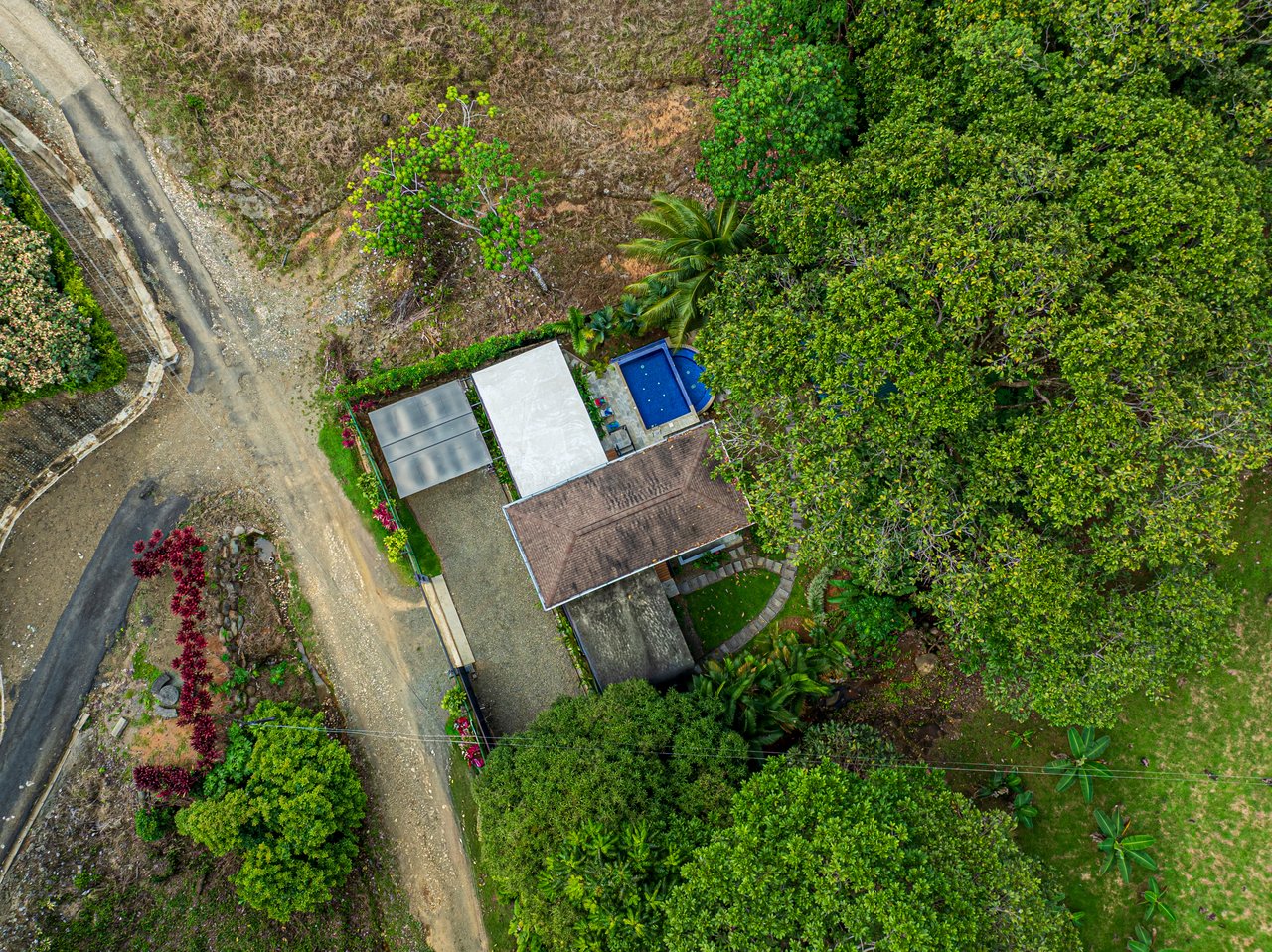   3 bedrooms, 2.5 bathrooms Villa Steps from Uvita, beautiful Beaches, Waterfalls, Restaurants and Tourist Attractions.