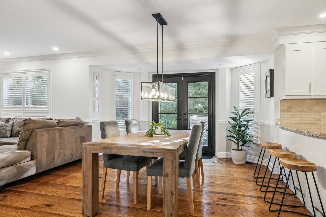 Impressive Home on Ravine Lot in Glen Abbey
