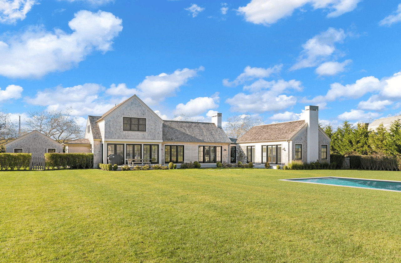 472 Edge of Woods Rd