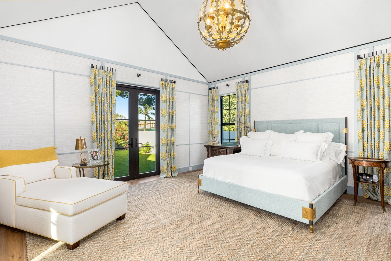 Dutch Colonial Direct Waterfront