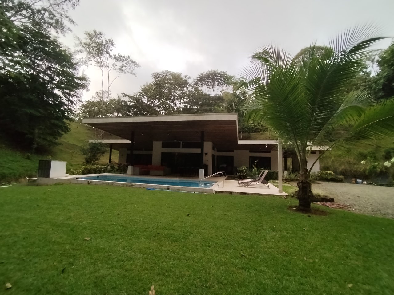 Villa Shanti: Luxurious 3-Bedroom Jungle Home in Ojochal, Costa Rica