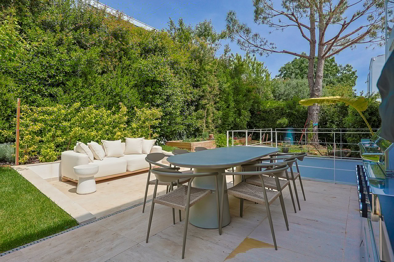 “The Green Villa” – Elegant Luxury Villa with Pool in Carnaxide, Oeiras