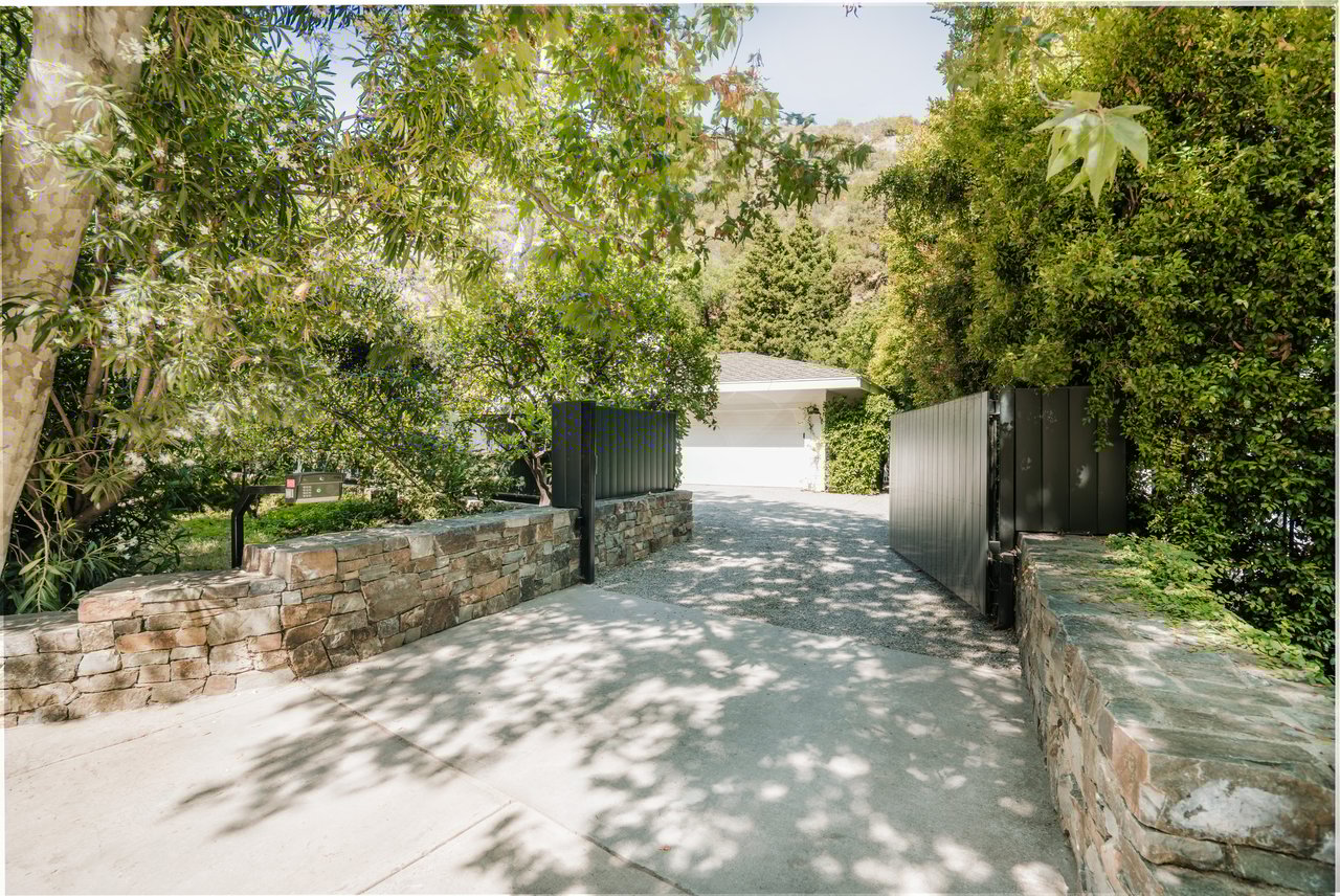 2610 Mandeville Canyon Rd