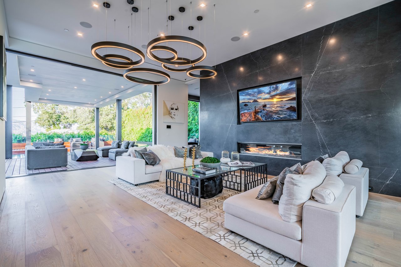 3958 Sunswept Dr