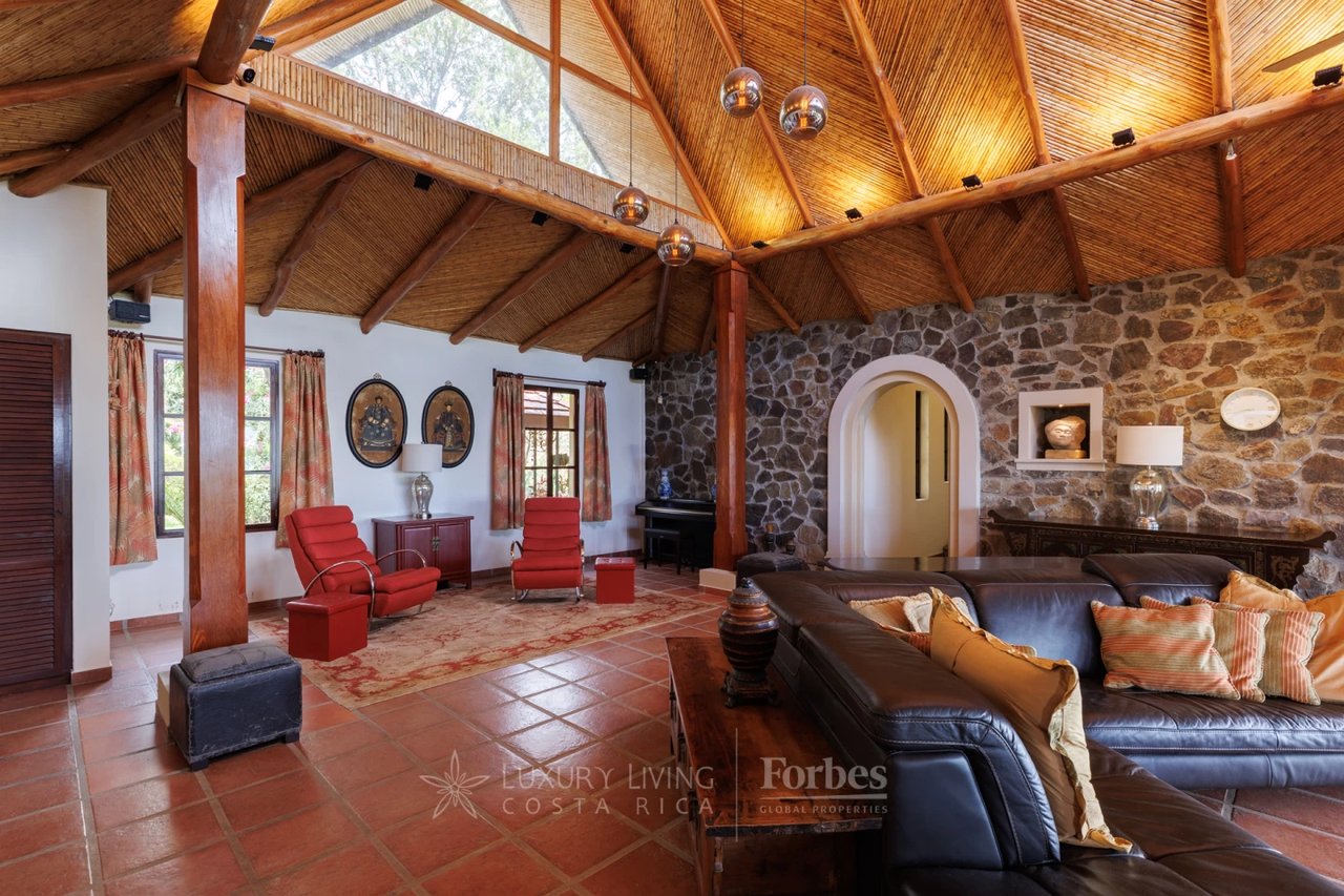 20875 - Villa Plumeria: Atenas, 3.8 Ha with Pool, Coffee Plantation & Views