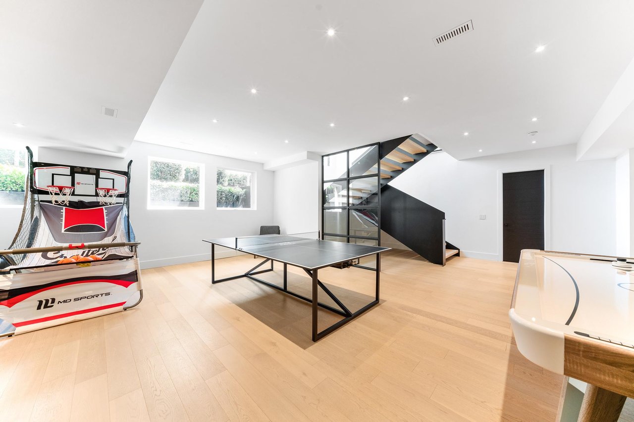 6 Forestave Crescent