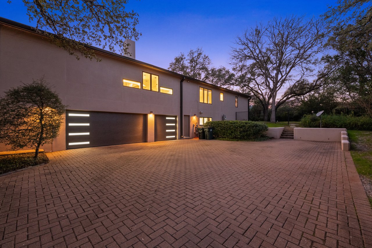 One of a Kind in West Lake Hills