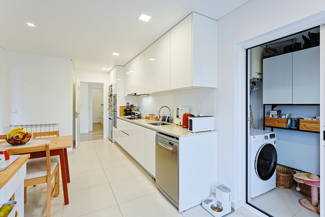 Modern 2-Bed, 2-Bath Apartment in Central Marinha Grande – Near Nazaré