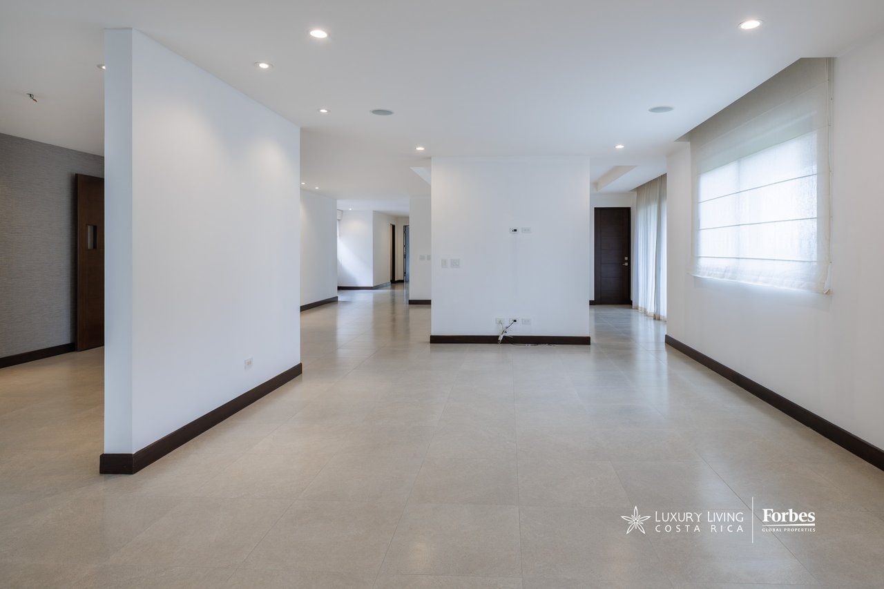 21475 - Modern apartment, 4 bedrooms + maid's quarters in Escazu for sale and rent