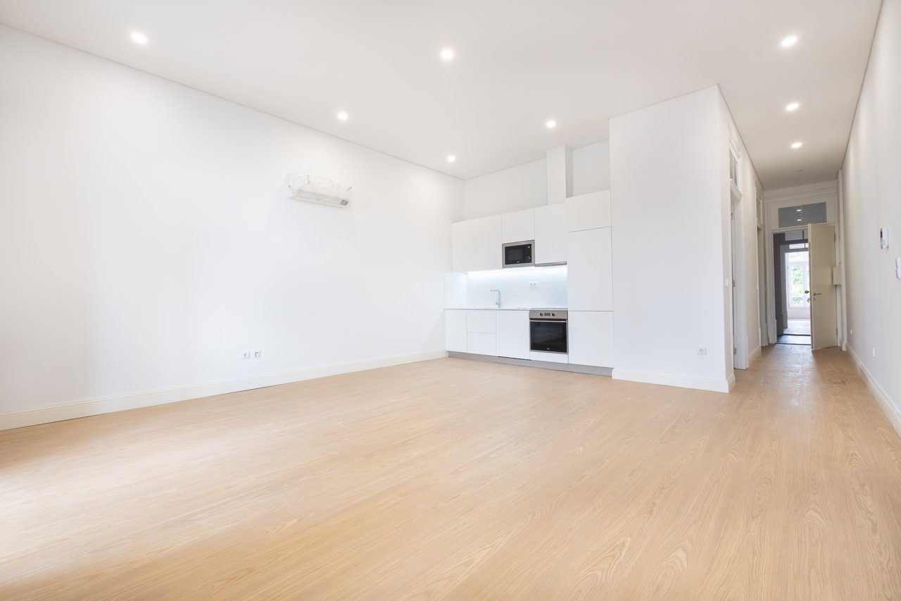 1-Bedroom Apartment with Expansive Private Balcony in Central Porto