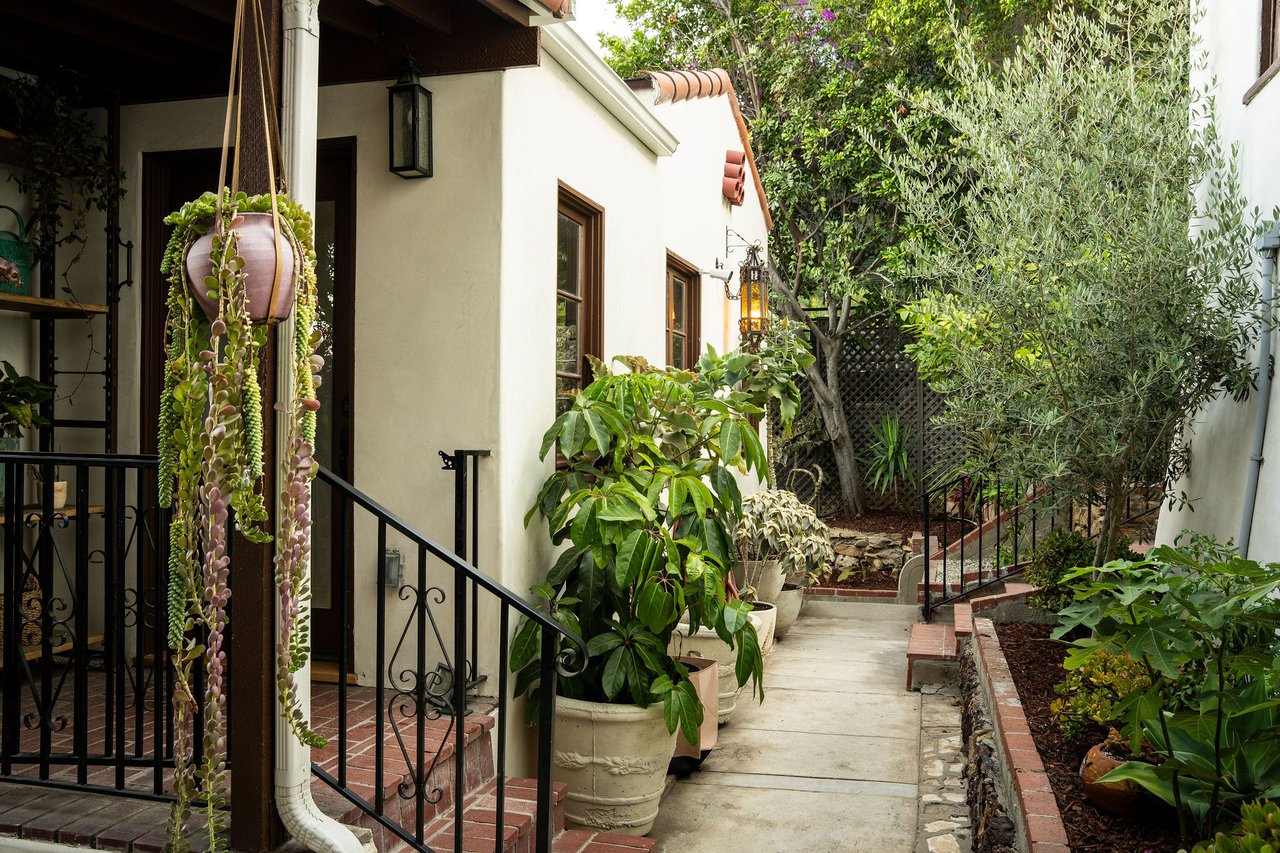 Vacant Trophy Silverlake Triplex With Reservoir Views