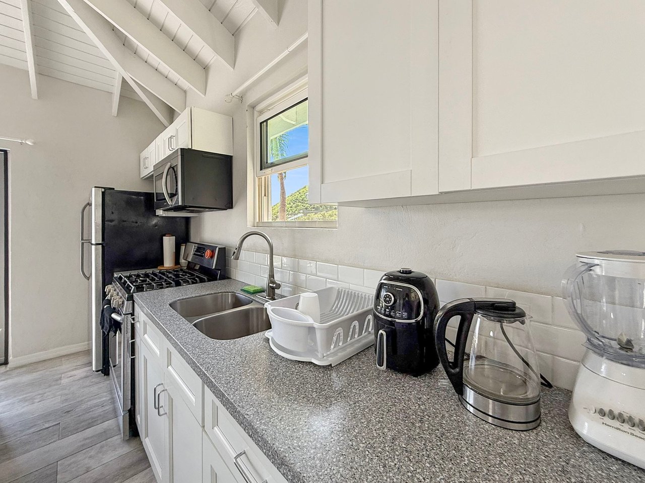 1042 Romney Park 1 Bedroom Apartment