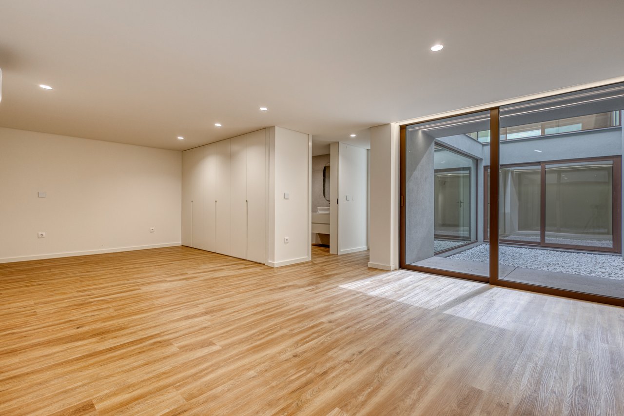 Contemporary 3-Bedroom Luxury Villa with Pool and Large Basement in Palmeira, Braga