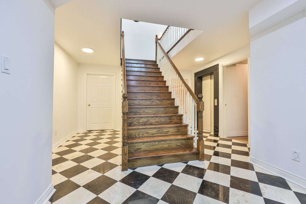 108 Whittington Place, Oakville