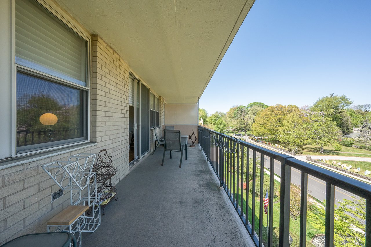 Easy Living on the Main Line!