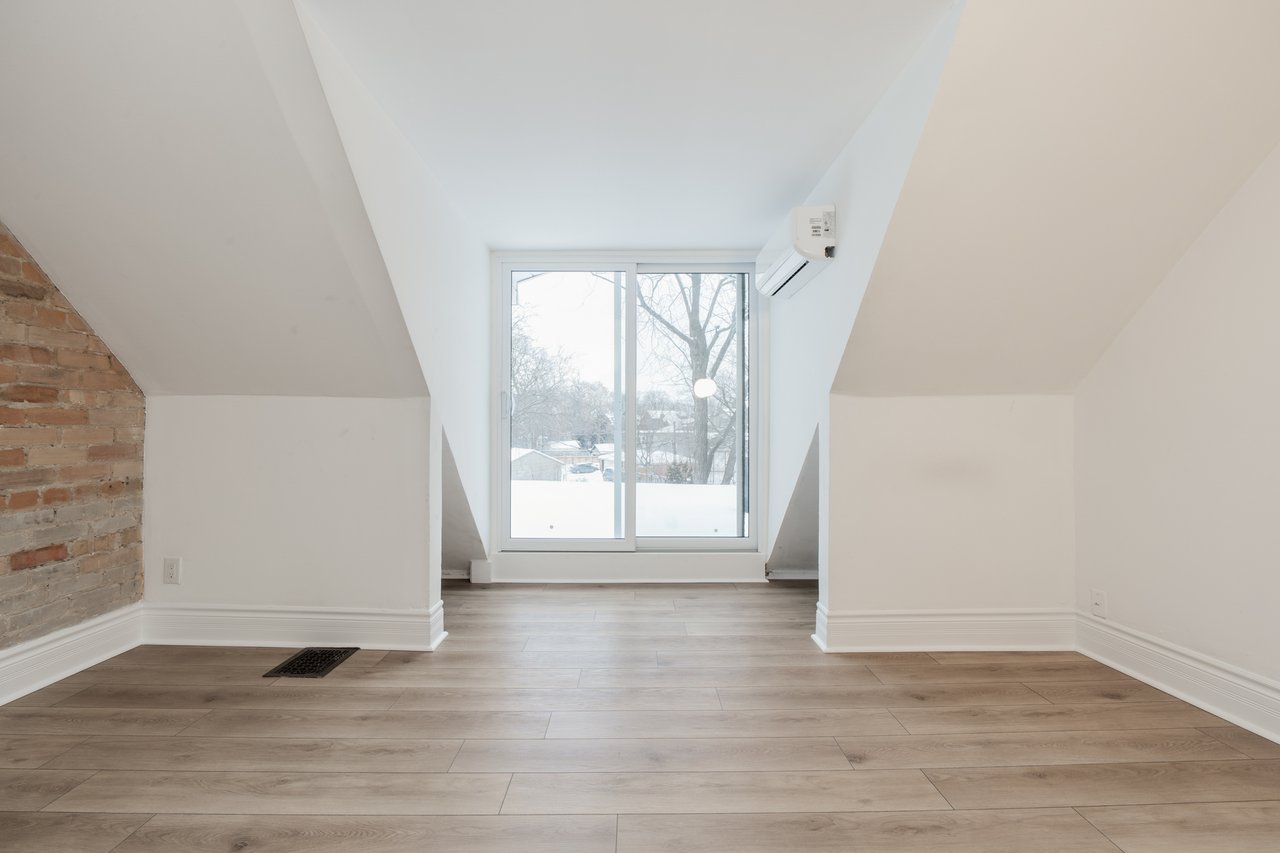 15 Indian Rd Cres #Upper