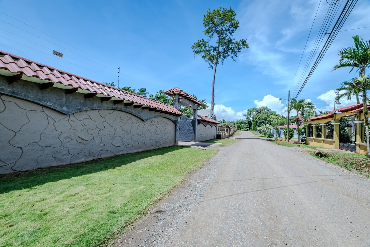 Luxury Home with Pool, Bar Area & Resort-Level Amenities | 5br, 4ba in Perez Zeledon 