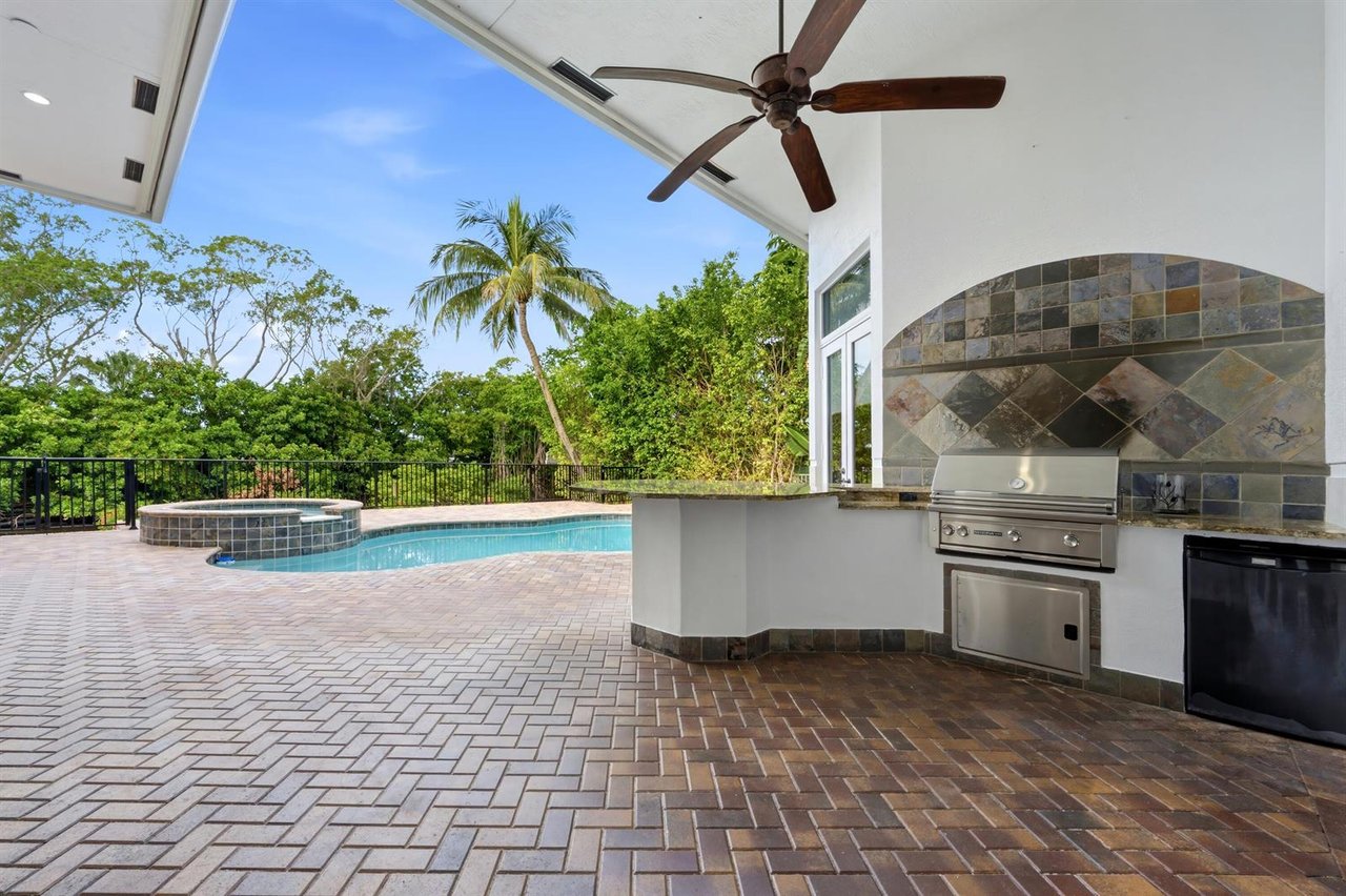  608 Inlet Rd
