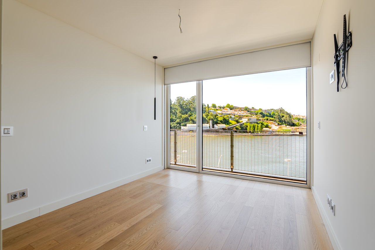 Sophisticated Three-Bedroom Apartment in Porto