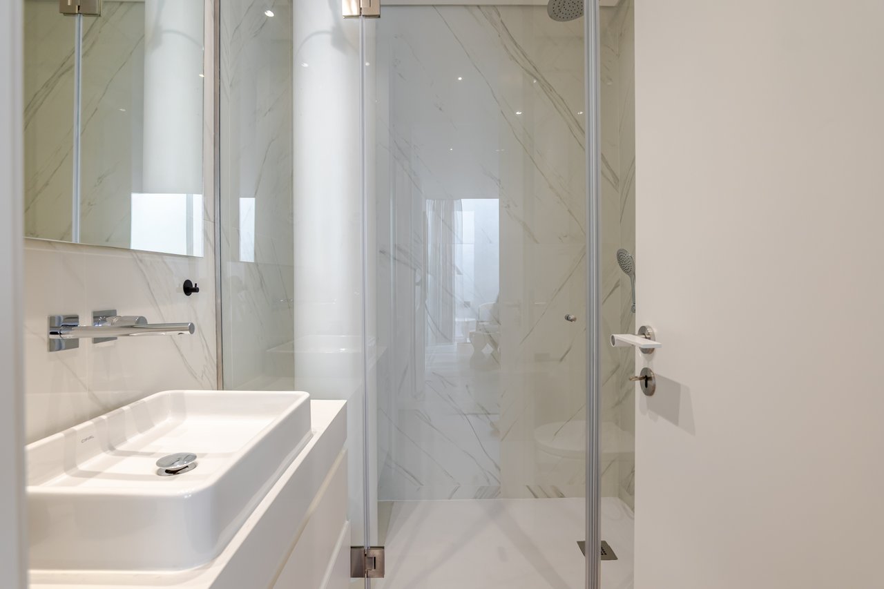 Elegant 2-Bedroom Apartment with Private Patio, Parking & Short-term Rental (AL) License in Central Porto