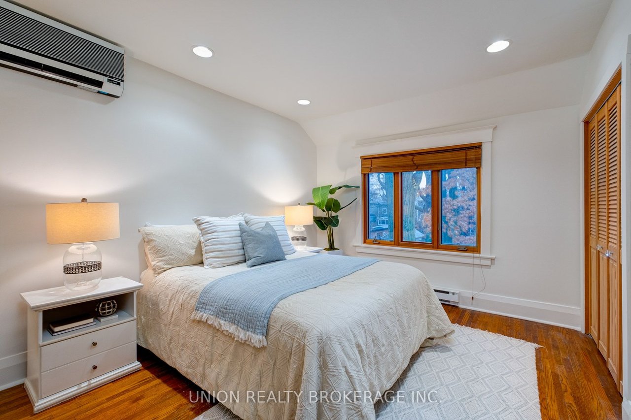36 Queensbury Ave