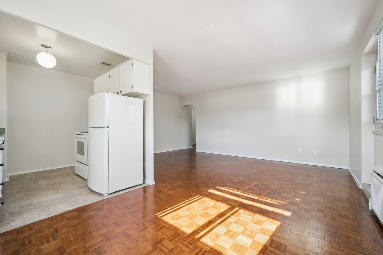 Bright 2 Bedroom Unit in Prime Port Credit Location