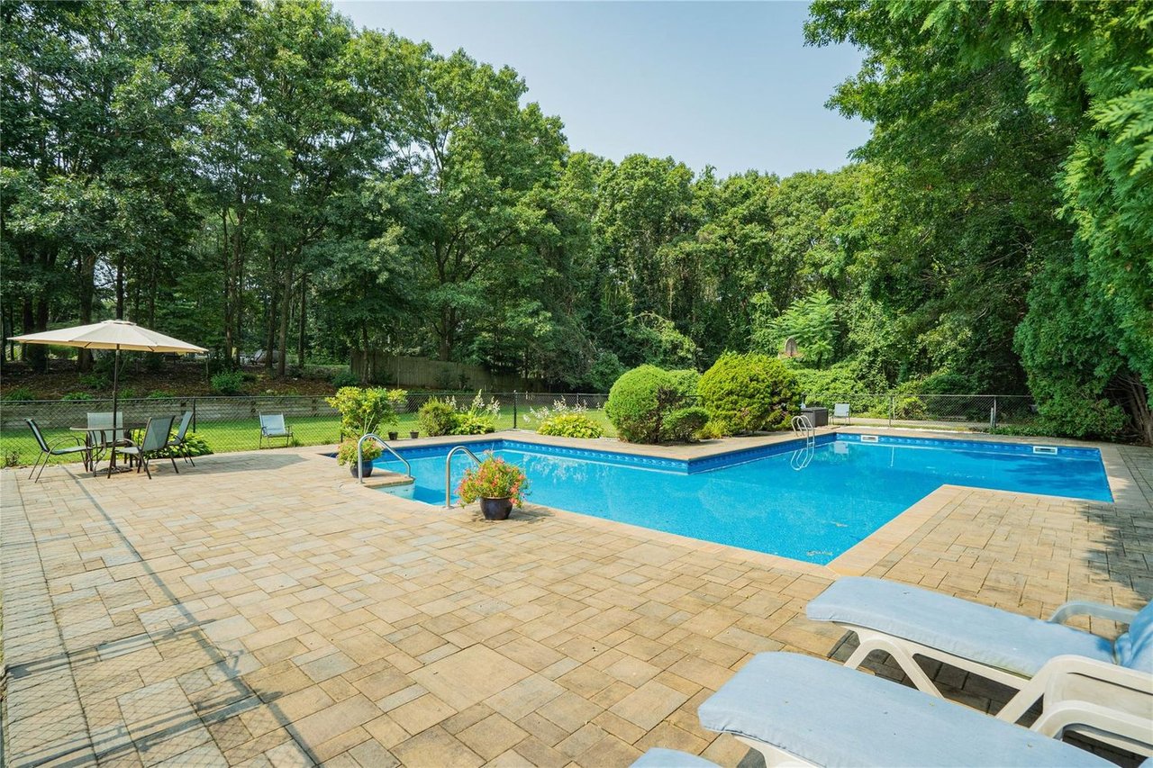 1 Stonehurst Ln