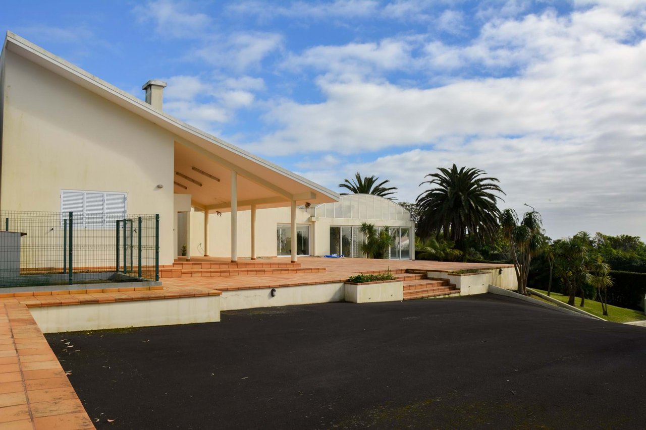 Luxury 4-Bedroom Villa with Indoor Pool – São Miguel, Azores