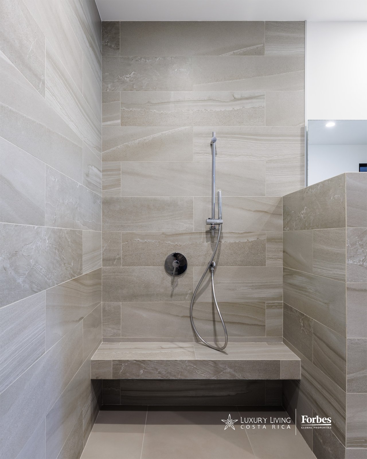 21475 - Modern apartment, 4 bedrooms + maid's quarters in Escazu for sale and rent