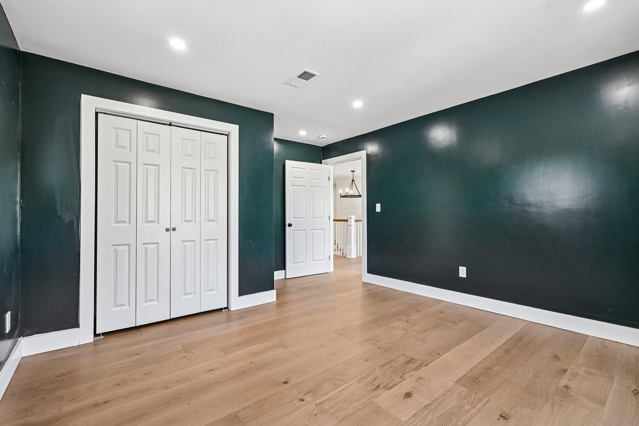 33 Seabiscuit Dr, Plymouth, MA 02360