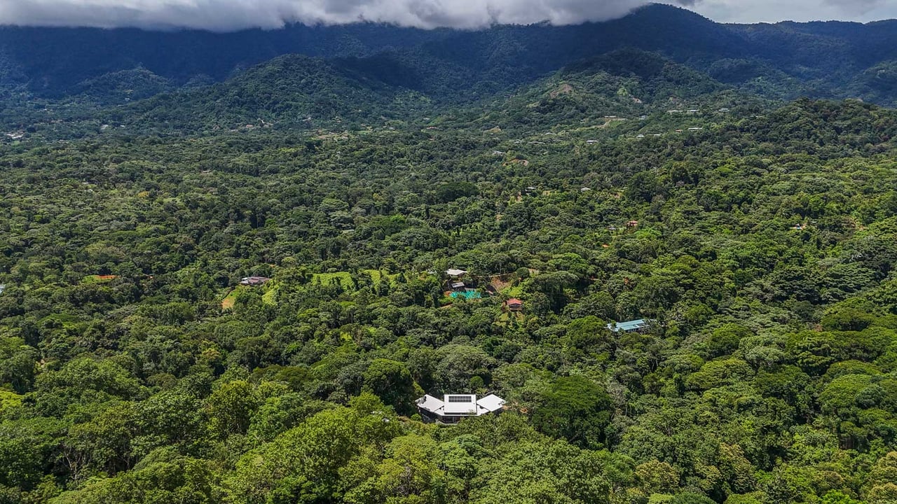 Ojochal Modern Jungle Home with Infinity Pool & Mountain Views