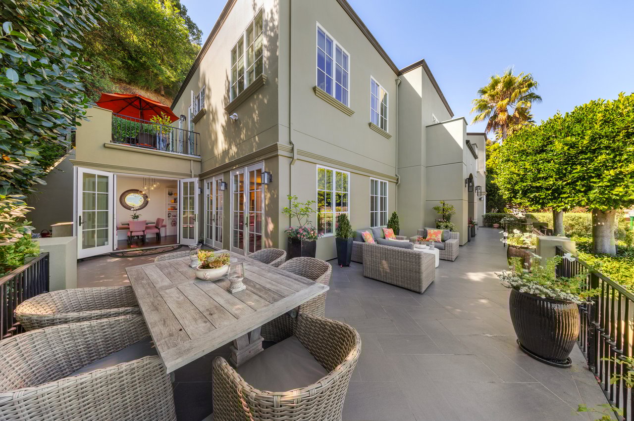 Strawberry Point Retreat with Exceptional Bay Views