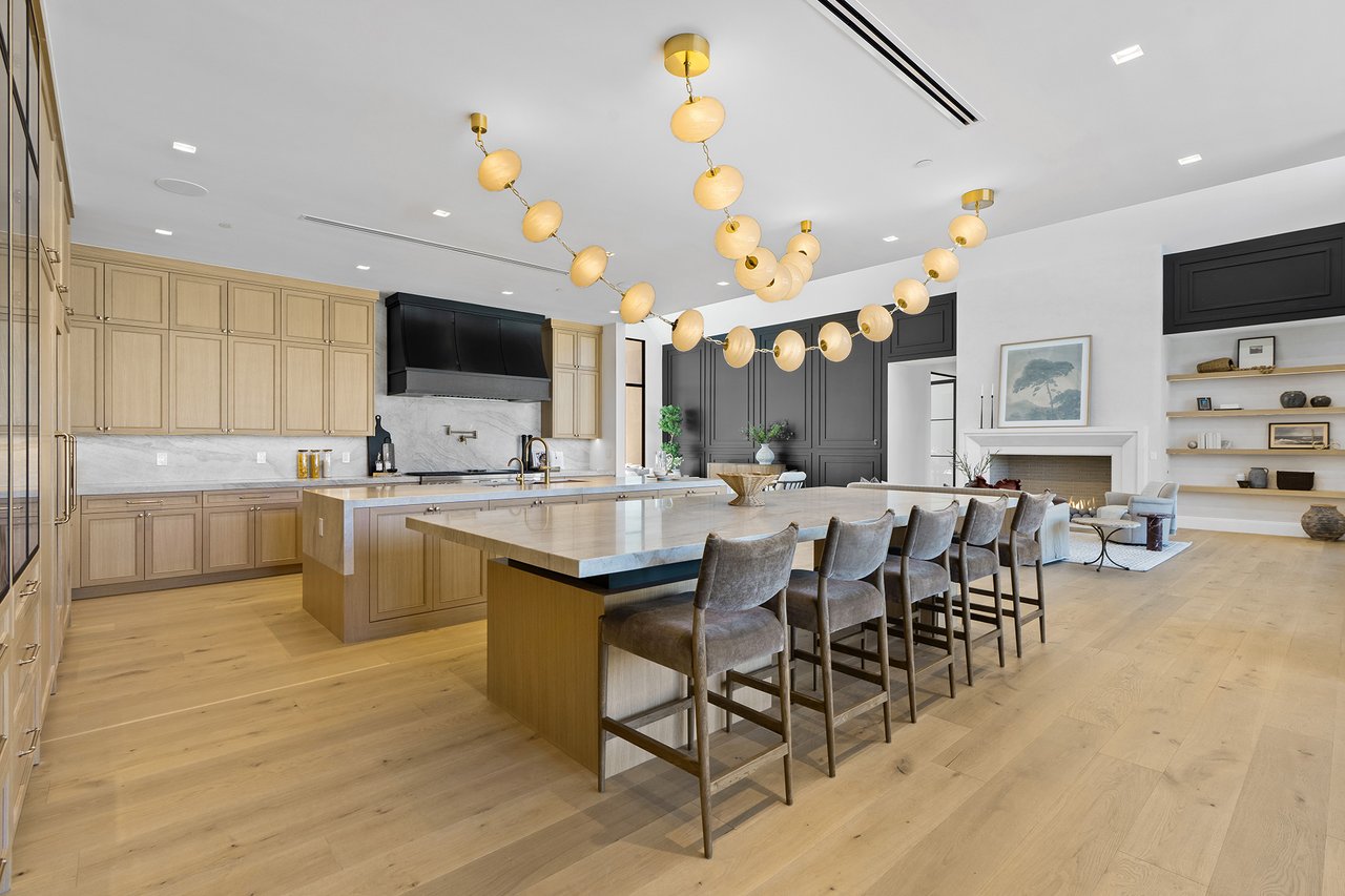 6230 E HILLCREST Boulevard