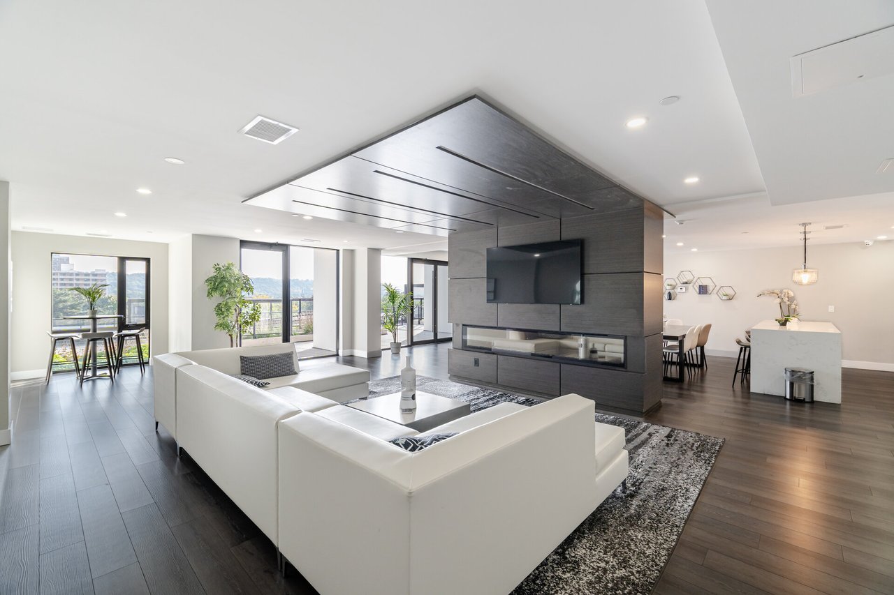 15 Queen St S #1409