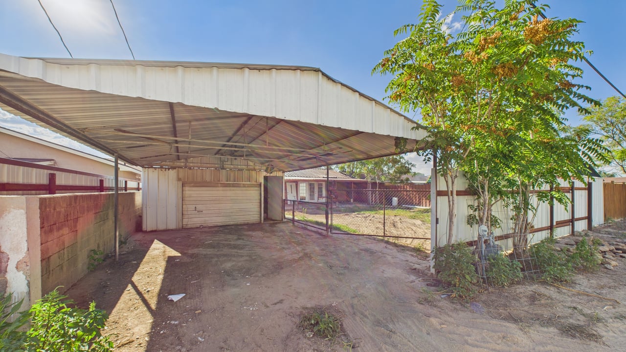 2210 Country Club Dr