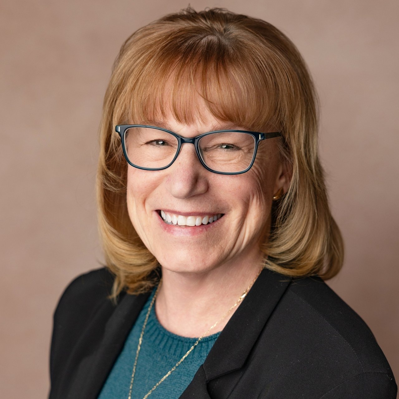 Deb Gillard Owatonna, MN Real Estate Agent Headshot