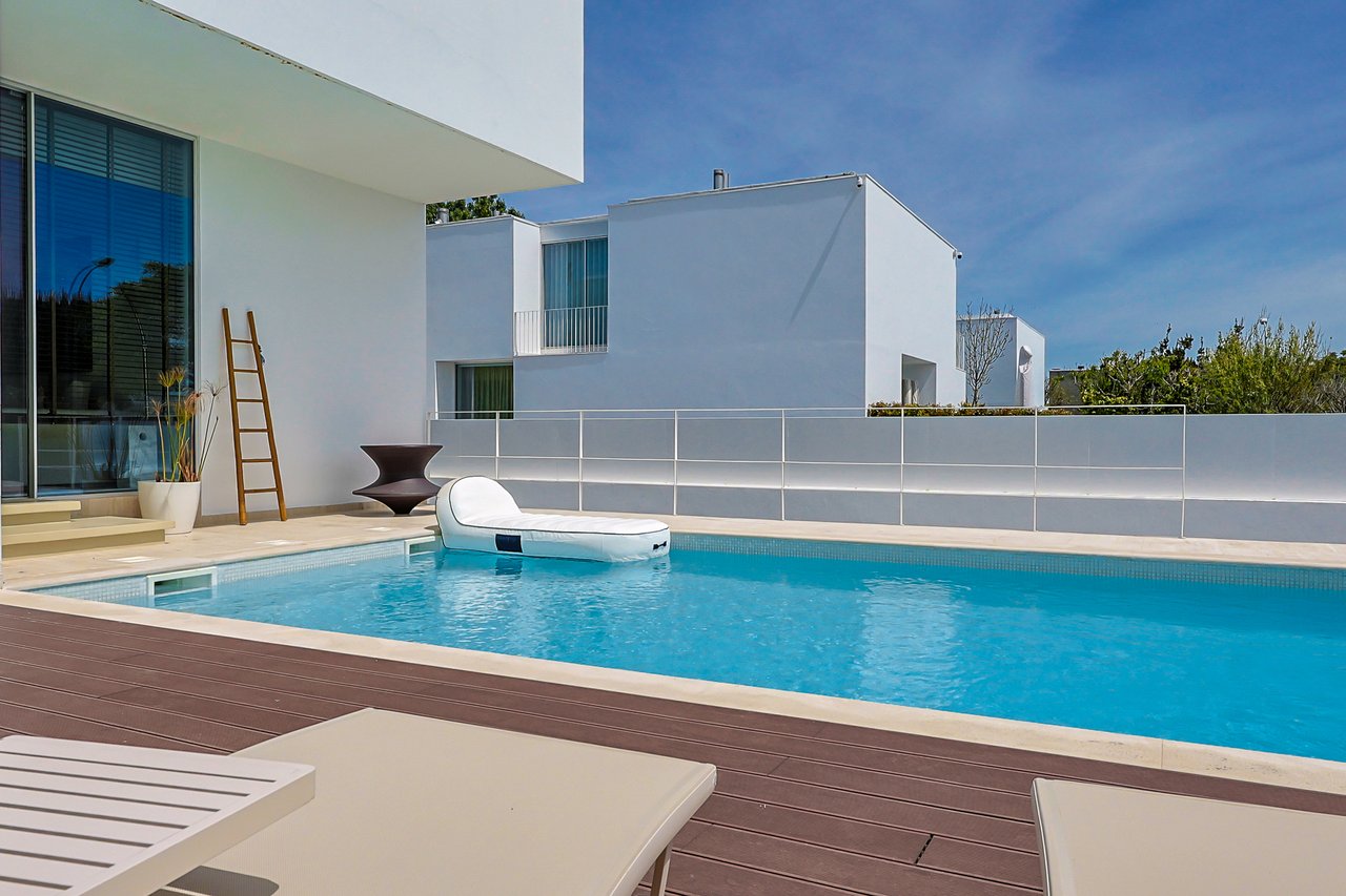 “The Green Villa” – Elegant Luxury Villa with Pool in Carnaxide, Oeiras